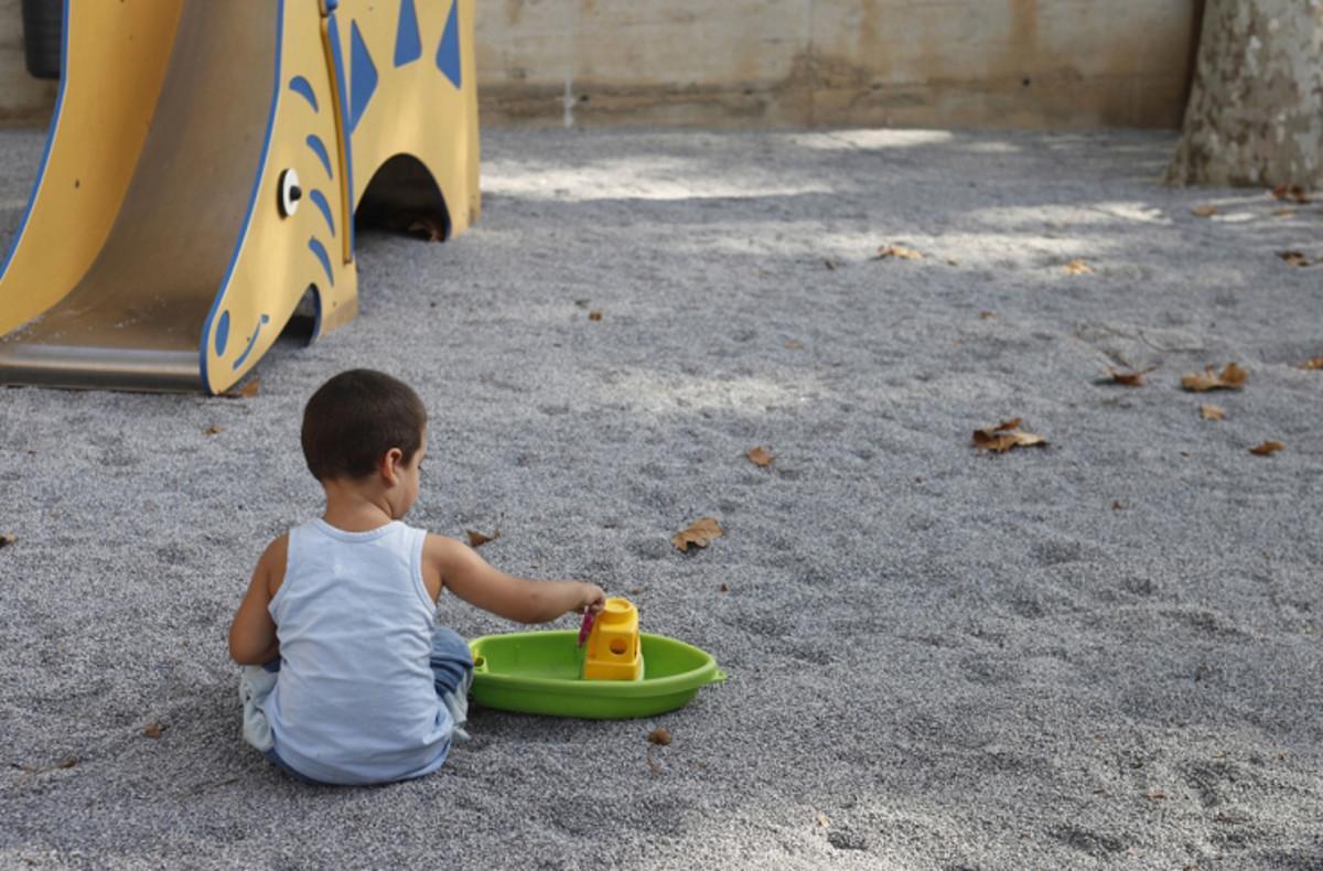 Un niño juega en un parque en una imagen de archivo. Un niño juega en un parque en una imagen de archivo.