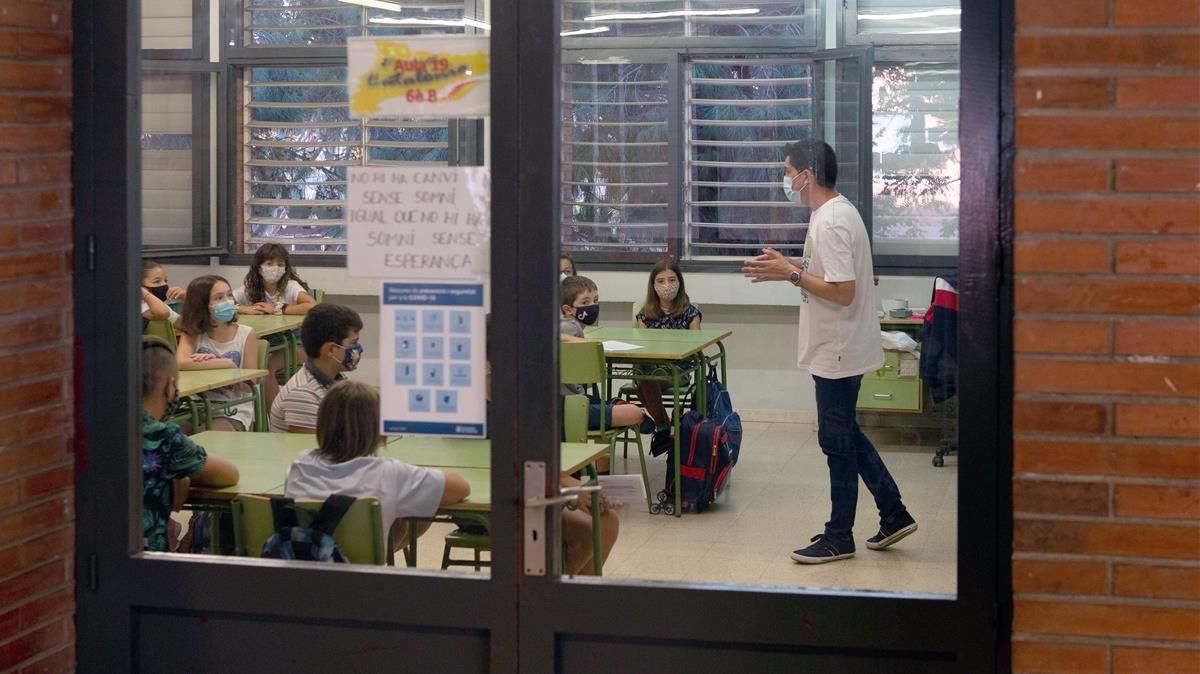 GRAFCAT1358 BARCELONA 14 09 2020 - Un profesor da la bienvenida a sus alumnos en la Escola Catalonia de Barcelona este lunes cuando un millon y medio de alumnos catalanes vuelven a las escuelas e institutos en un inicio de curso marcado por la COVID-19 que impedira los abrazos de reencuentro y obligara a los estudiantes a acceder a las aulas de forma escalonada con mascarilla las manos lavadas y la temperatura tomada EFE Enric Fontcuberta GRAFCAT1358 BARCELONA 14 09 2020 - Un profesor da la bienvenida a sus alumnos en la Escola Catalonia de Barcelona este lunes cuando un millon y medio de alumnos catalanes vuelven a las escuelas e institutos en un inicio de curso marcado por la COVID-19 que impedira los abrazos de reencuentro y obligara a los estudiantes a acceder a las aulas de forma escalonada con mascarilla las manos lavadas y la temperatura tomada EFE Enric Fontcuberta