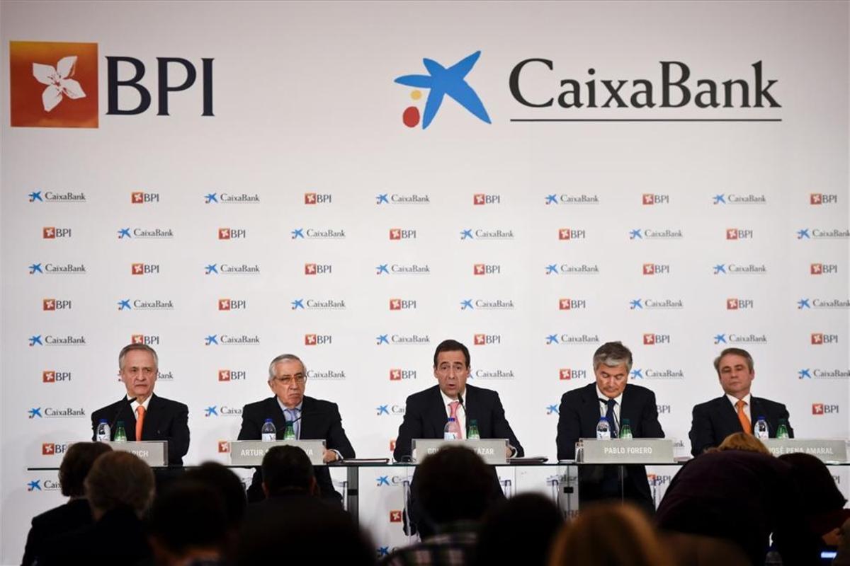 De izquierda a derecha, Fernando Ulrich, Artur Santos Silva, Gonzalo Gortázar, Pablo Ferero y Jose Pena Amaral, en al anuncio sobre el resultado de la opa de CaixaBank sobre BPI en Lisboa.