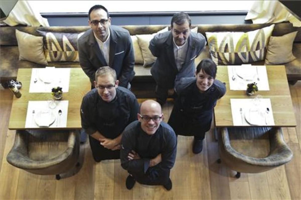 Marc Gascons, con el equipo del restaurante Informal. Danny Caminal Marc Gascons, con el equipo del restaurante Informal. Danny Caminal