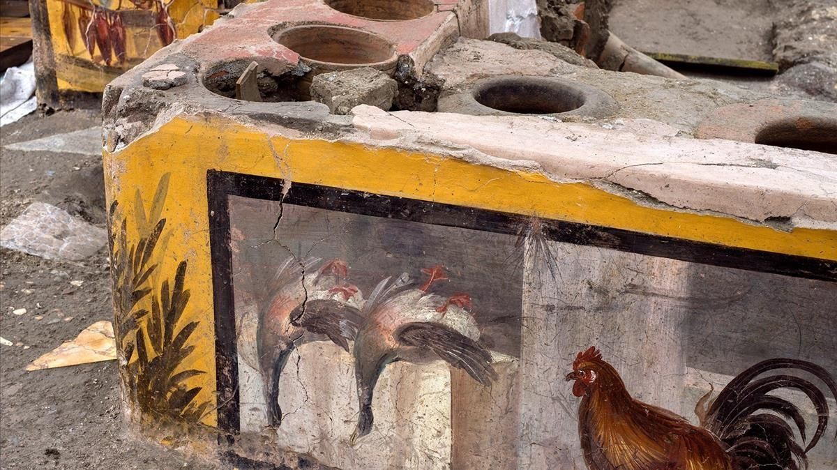Detalle del fresco que representa a aves de corral, como gallinas y ánades reales, parte de la decoración descubierta en un termopolio (restaurante de comida rápida) de Pompeya. Detalle del fresco que representa a aves de corral, como gallinas y ánades reales, parte de la decoración descubierta en un termopolio (restaurante de comida rápida) de Pompeya.