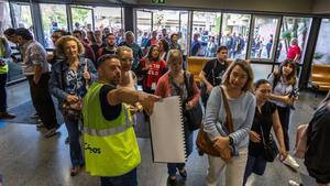 Oposiciones multitudinarias en Barcelona para optar a plazas fijas de Correos.