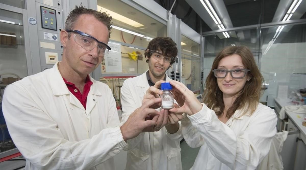 Los investigadores Arjan Kleij, Àlex Cristofol y Nicole Kindermann, en su laboratorio del ICIQ de Tarragona. Los investigadores Arjan Kleij, Àlex Cristofol y Nicole Kindermann, en su laboratorio del ICIQ de Tarragona.