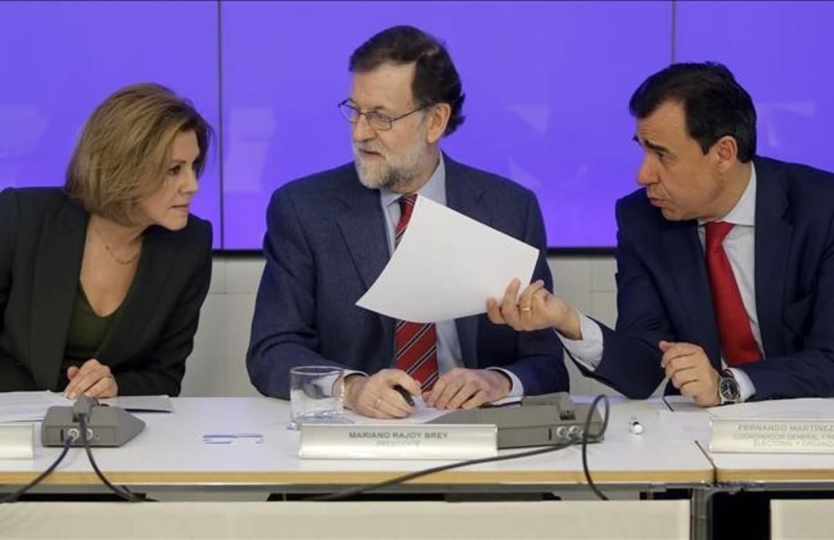 El presidente del PP, Mariano Rajoy, junto con otros miembros de la dirección conservadora este lunes en el Comité Ejecutivo popular. El presidente del PP, Mariano Rajoy, junto con otros miembros de la dirección conservadora este lunes en el Comité Ejecutivo popular.