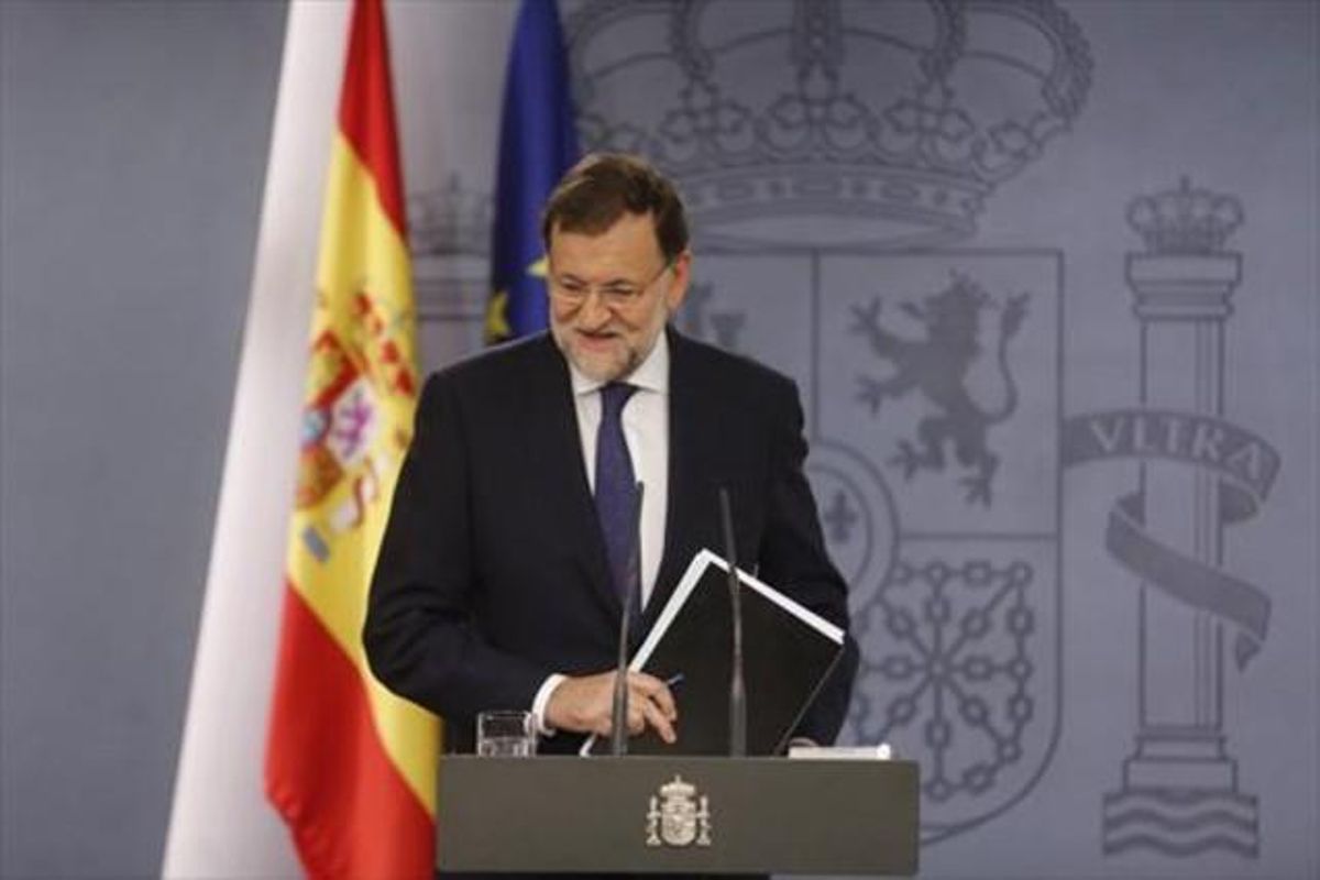 Rajoy recoge sus papeles tras la comparecencia en la Moncloa. Rajoy recoge sus papeles tras la comparecencia en la Moncloa.