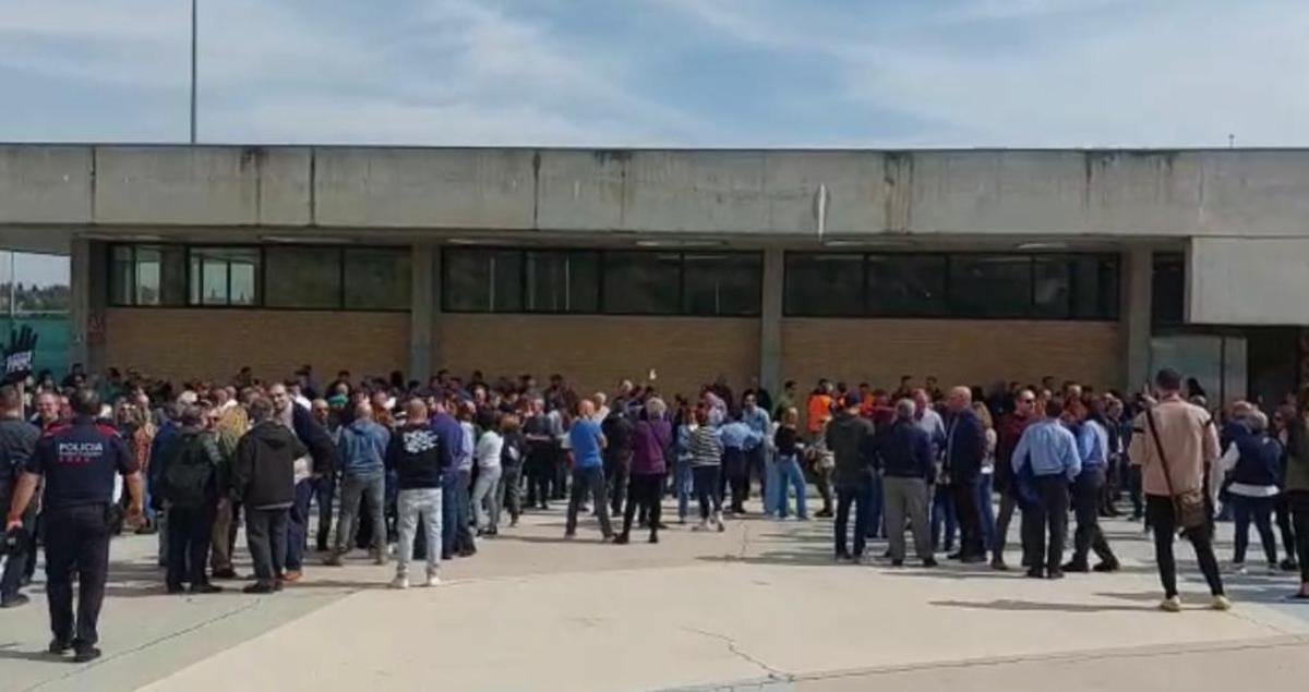 Protesta de trabajadores penitenciarios catalanes en las puertas de la prisión de Brians II el 21 de marzo de 2023.