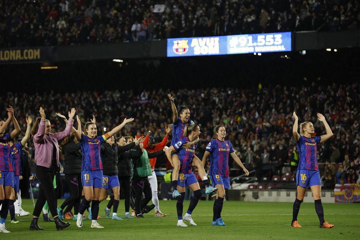Las jugadoras del Barça celebran en el Camp Nou su manita y el récord mundial de asistencia a un partido femenino. Las jugadoras del Barça celebran en el Camp Nou su manita y el récord mundial de asistencia a un partido femenino.