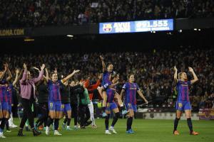 Las jugadoras del Barça celebran en el Camp Nou su manita y el récord  mundial de asistencia a un partido femenino.