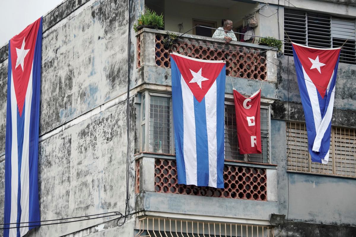 Banderas cubanas cubren la casa de Yunior García. 