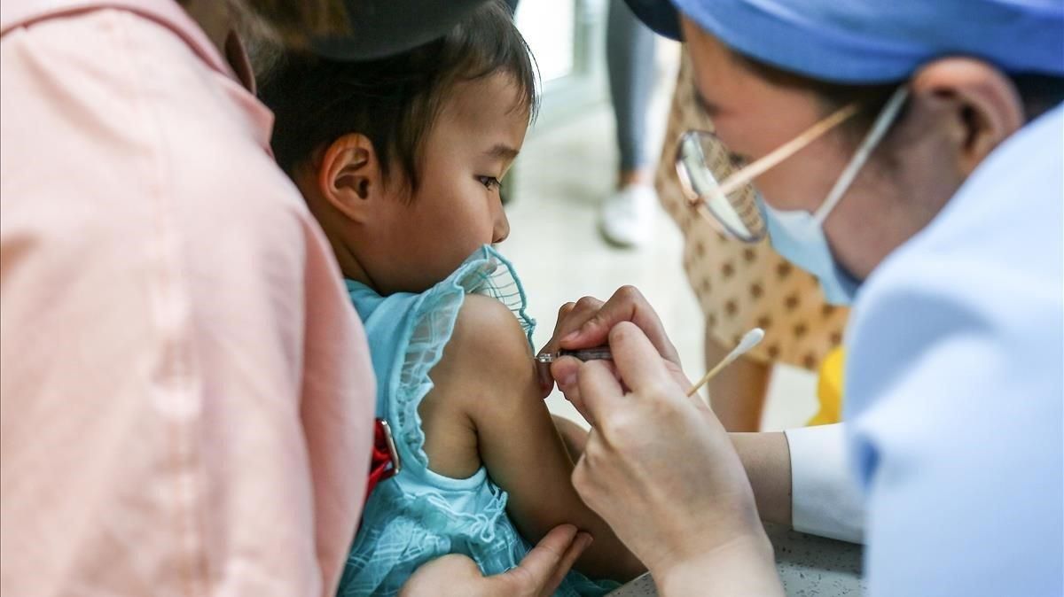 Un niño recibe una dosis de una vacuna antineumocócica en un centro sanitario de la ciudad de Zhengzhou, en China. Un niño recibe una dosis de una vacuna antineumocócica en un centro sanitario de la ciudad de Zhengzhou, en China.