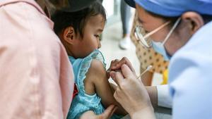 Un niño recibe una dosis de una vacuna antineumocócica en un centro sanitario de la ciudad de Zhengzhou, en China.