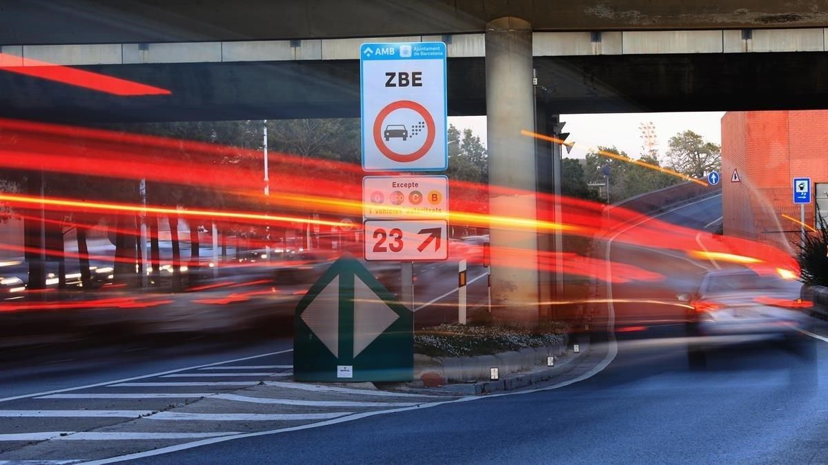 Un coche pasa ante una señal de la Zona de Bajas Emisiones, en la Ronda Litoral Un coche pasa ante una señal de la Zona de Bajas Emisiones, en la Ronda Litoral