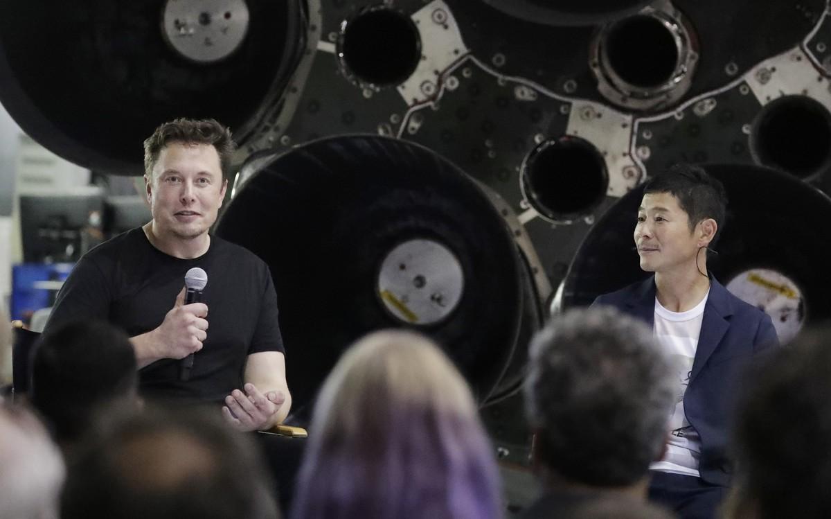 SpaceX founder and chief executive Elon Musk  left  announces Japanese billionaire Yusaku Maezawa  right  as the first private passenger on a trip around the moon  Monday  Sept  17  2018  in Hawthorne  Calif   AP Photo Chris Carlson 