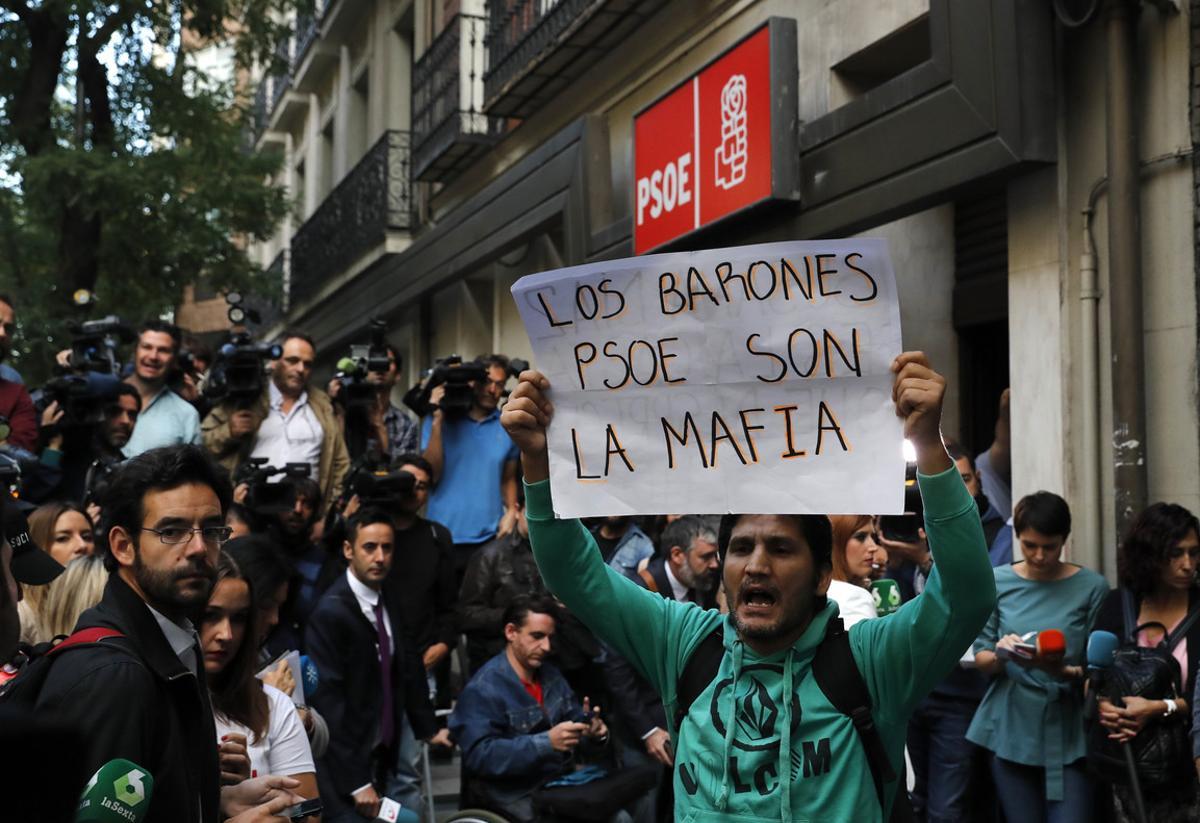  Los barones PSOE son la mafia, la pancarta que portaba el activista Lagarder Danciu.