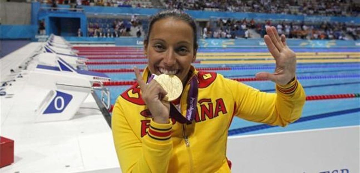 Teresa Perales muestra su oro olímpico. Teresa Perales muestra su oro olímpico.