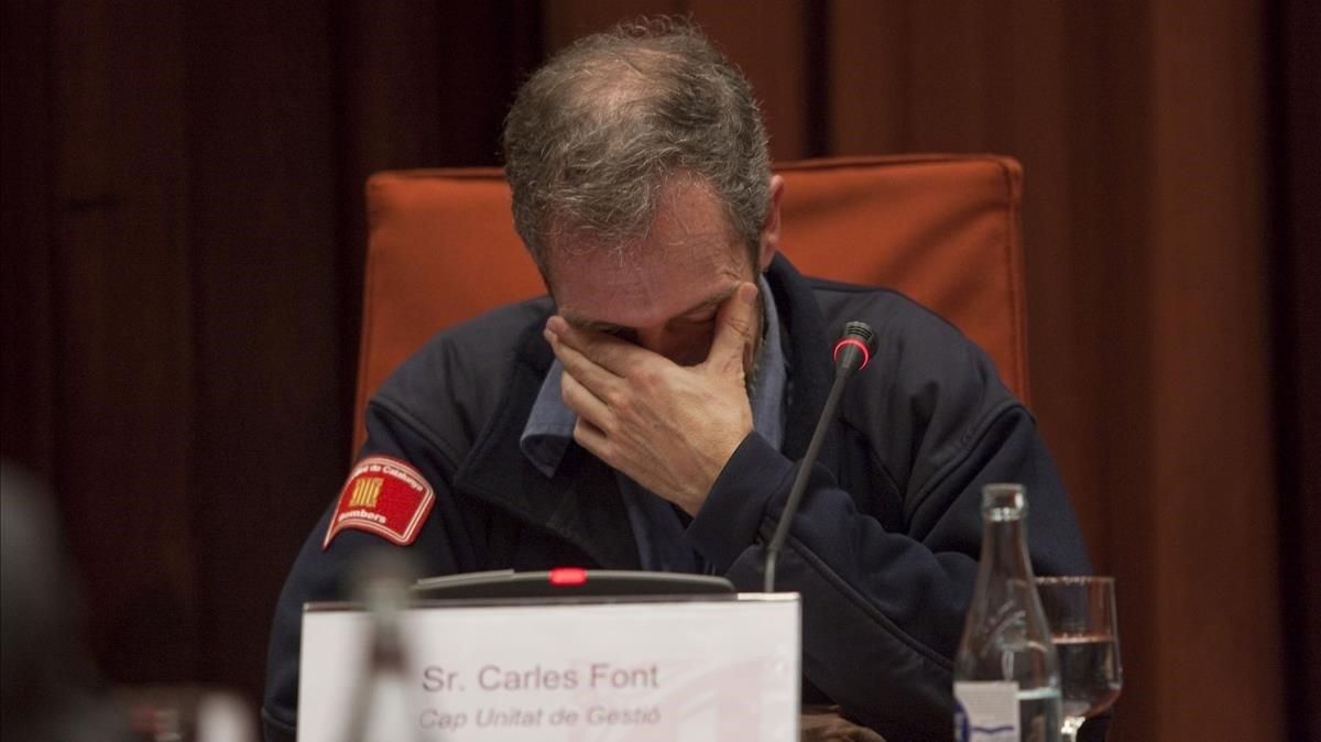 Carles Font, el Delta Cero del incendio de Horta, emocionado ante la comisión de investigación del Parlament, en la que cargó contra los intereses partidistas. Carles Font, el Delta Cero del incendio de Horta, emocionado ante la comisión de investigación del Parlament, en la que cargó contra los intereses partidistas.
