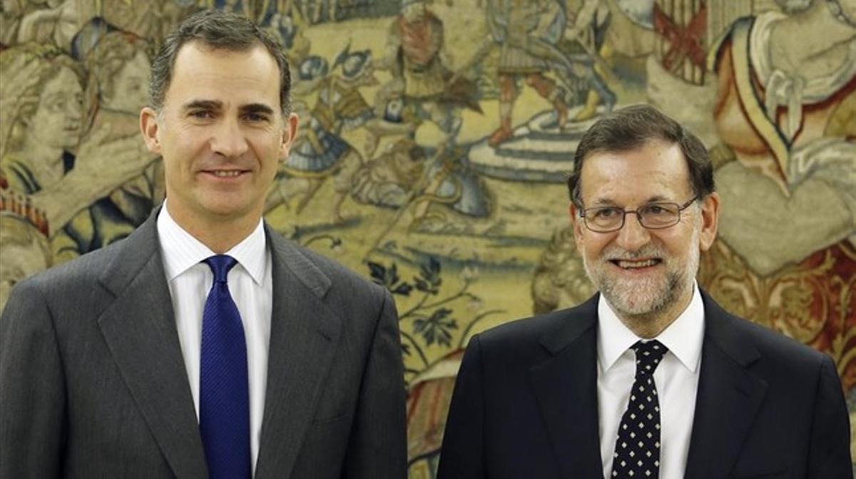 El Rey junto al presidente del Gobierno, Mariano Rajoy, a su llegada a la Zarzuela.