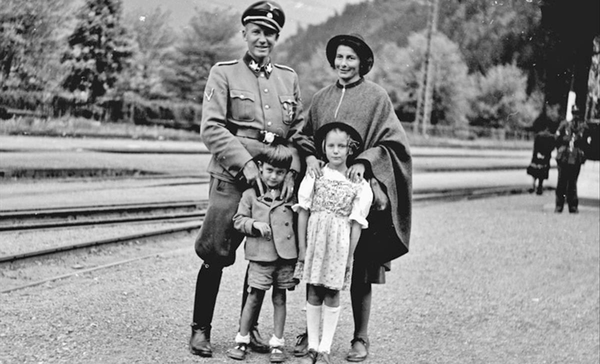 El nazi Otto Wachter, con su mujer, Charlotte, y sus hijos Horts y Traute, en 1944. 