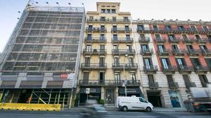 Barcelona compra quatre finques de l’Eixample per guanyar vivenda pública