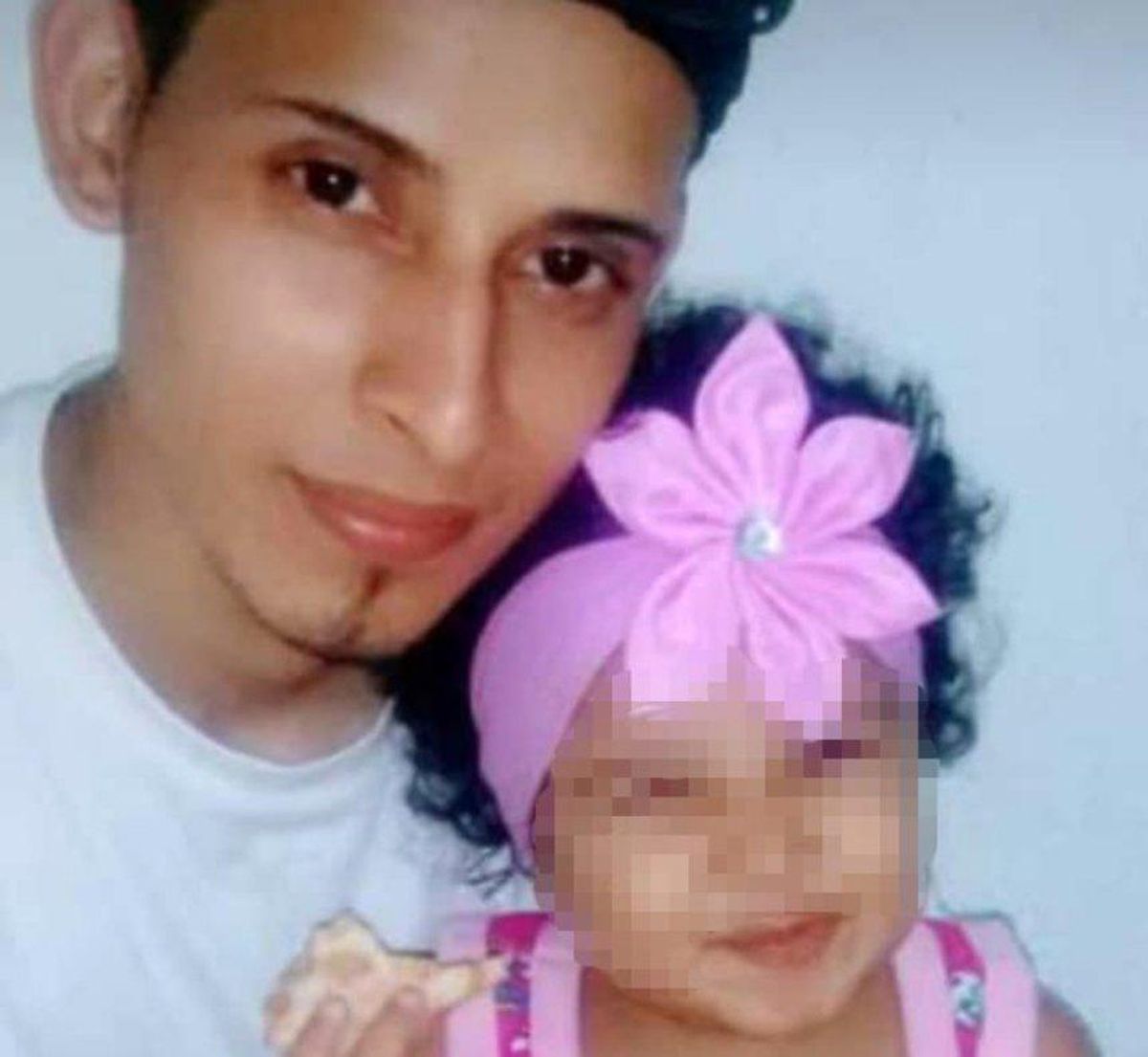 Óscar y Valeria, en una imagen publicada en Twitter por el primo de Óscar. Óscar y Valeria, en una imagen publicada en Twitter por el primo de Óscar.