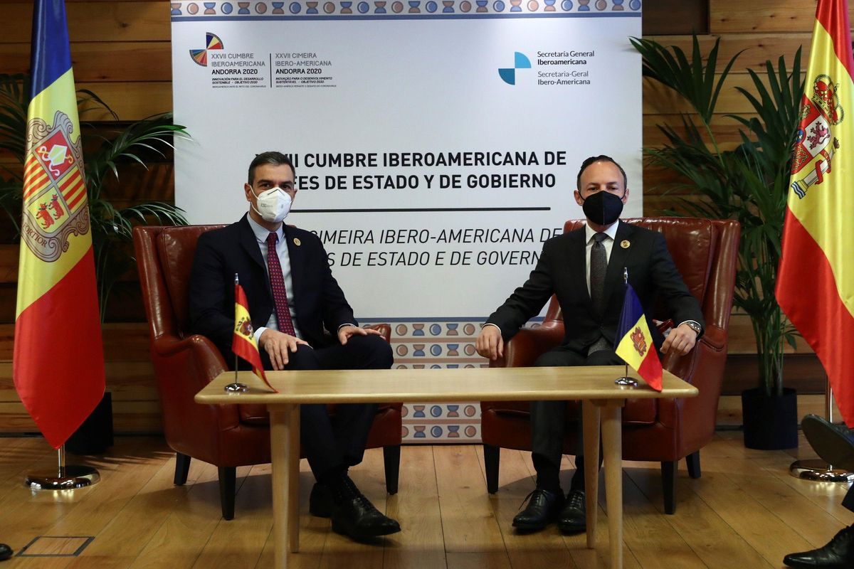 El presidente del gobierno español, Pedro Sánchez, y el jefe de Gobierno de Andorrra, Xavier Espot, durante la reunión que han mantenido ambos en Soldeu en el marco de la XXVII Cumbre Iberoamericana que acoge Andorra. El presidente del gobierno español, Pedro Sánchez, y el jefe de Gobierno de Andorrra, Xavier Espot, durante la reunión que han mantenido ambos en Soldeu en el marco de la XXVII Cumbre Iberoamericana que acoge Andorra.