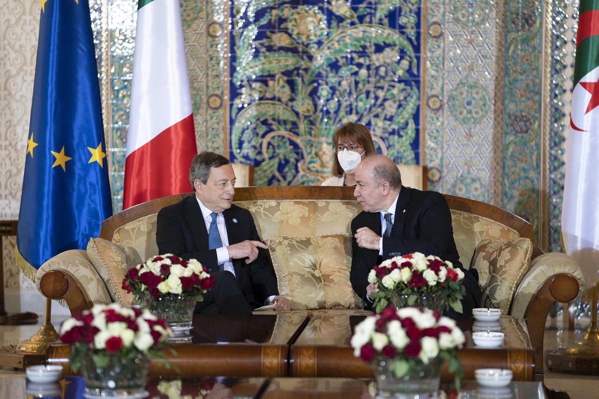 El primer ministro italiano, Mario Draghi (izquierda), con homólogo argelino Aymen Benabderrahmane, el pasado abril en Argel.