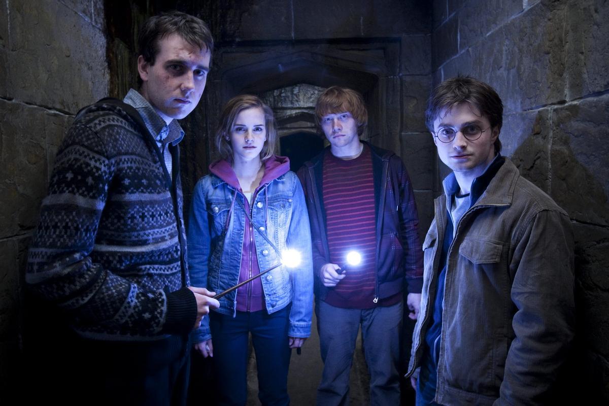 Personajes de Harry Potter realizando el hechizo ’Lumos’