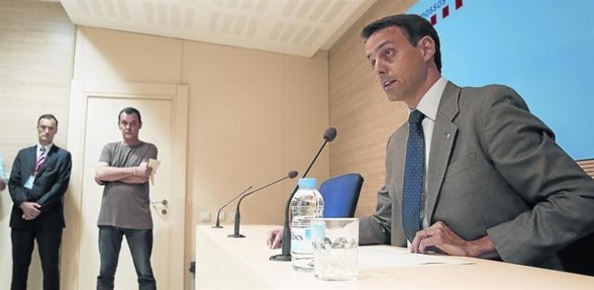 Manel Prat anuncia su renuncia como director de la Policia de la Generalitat en una declaración tras la que no admitió preguntas, ayer por la tarde, en la comisaría de Les Corts.