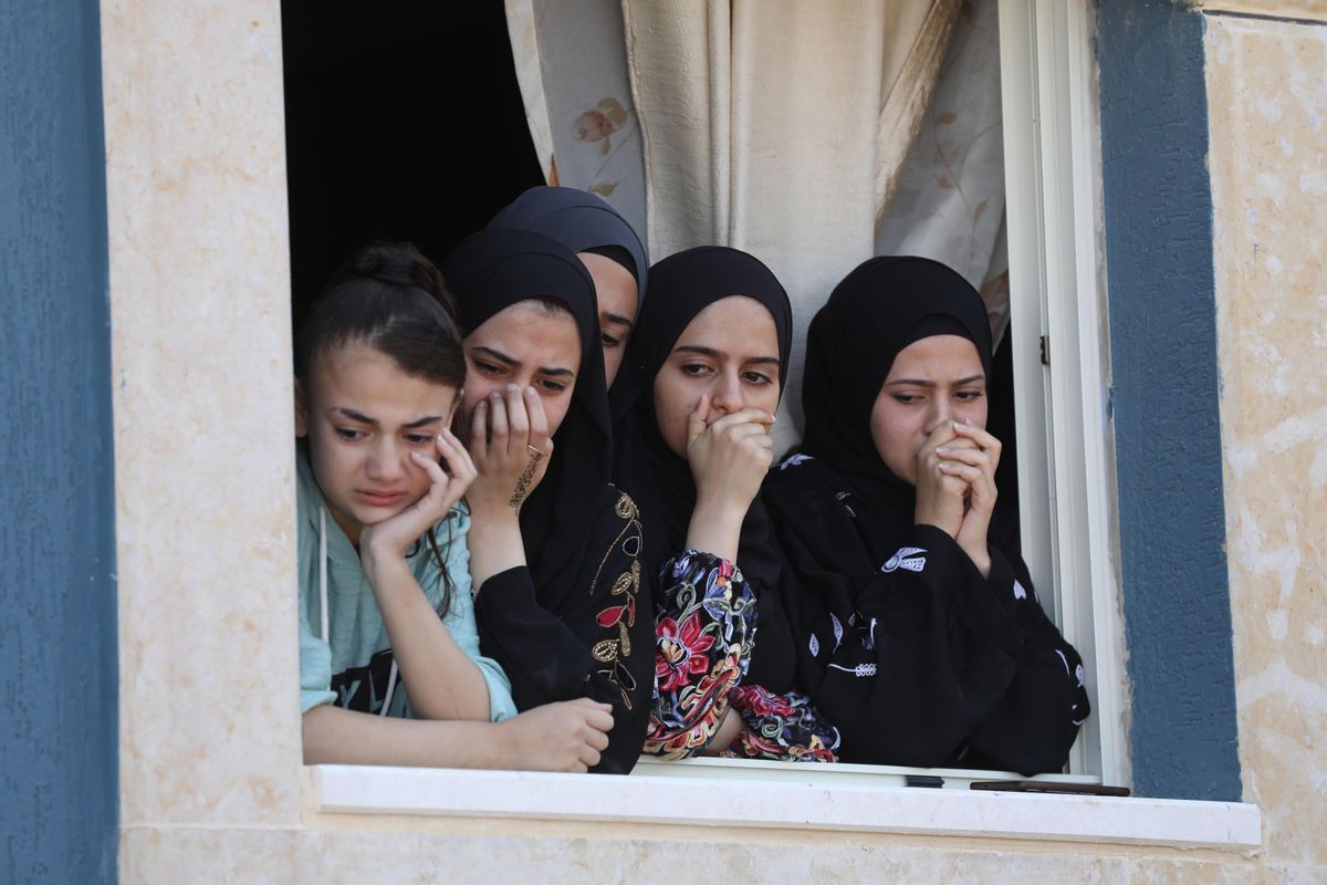 Mujeres palestinas observan desde una ventaja el funeral de un hombre muerto tras los enfrentamientos en la aldea de Saida, en Cisjordania, con tropas israelíes. Mujeres palestinas observan desde una ventaja el funeral de un hombre muerto tras los enfrentamientos en la aldea de Saida, en Cisjordania, con tropas israelíes.