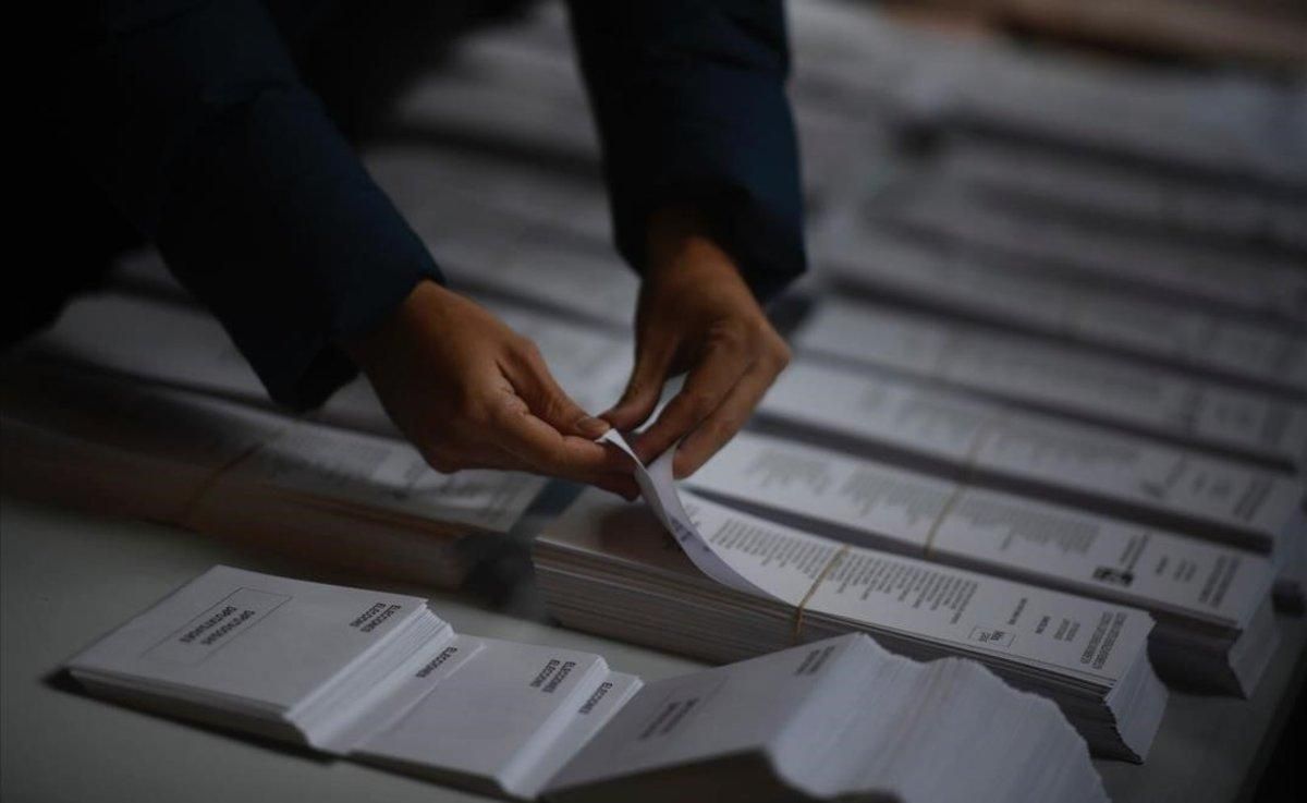 Papeletas en un colegio electoral de Barcelona. Papeletas en un colegio electoral de Barcelona.