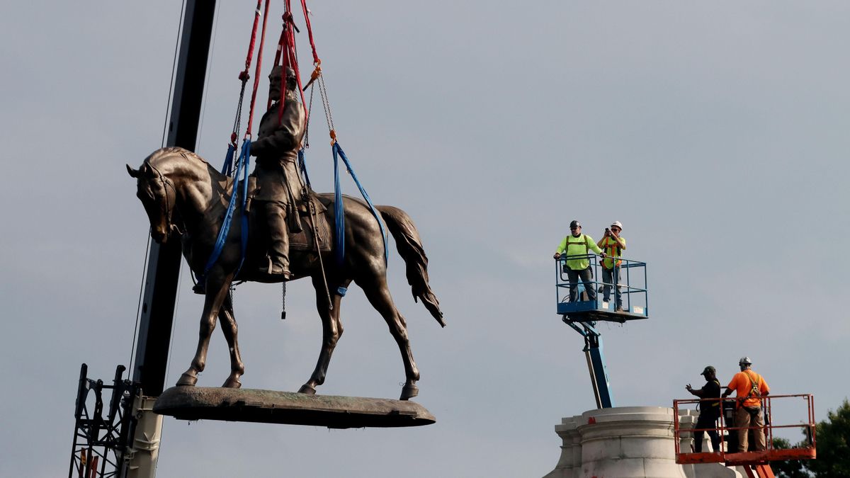 Statue of Robert E. Lee taken down in Virginia Statue of Robert E. Lee taken down in Virginia