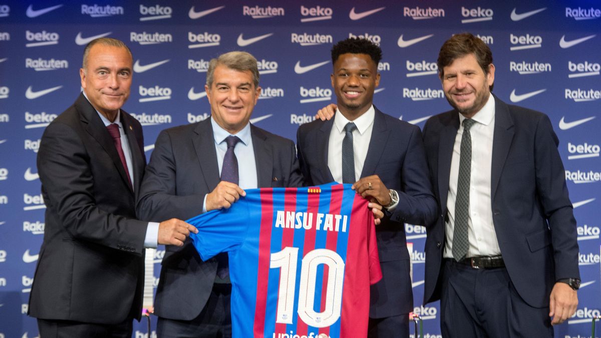 Rafa Yuste, Joan Laporta, Ansu Fati y Mateu Alemany. Rafa Yuste, Joan Laporta, Ansu Fati y Mateu Alemany.
