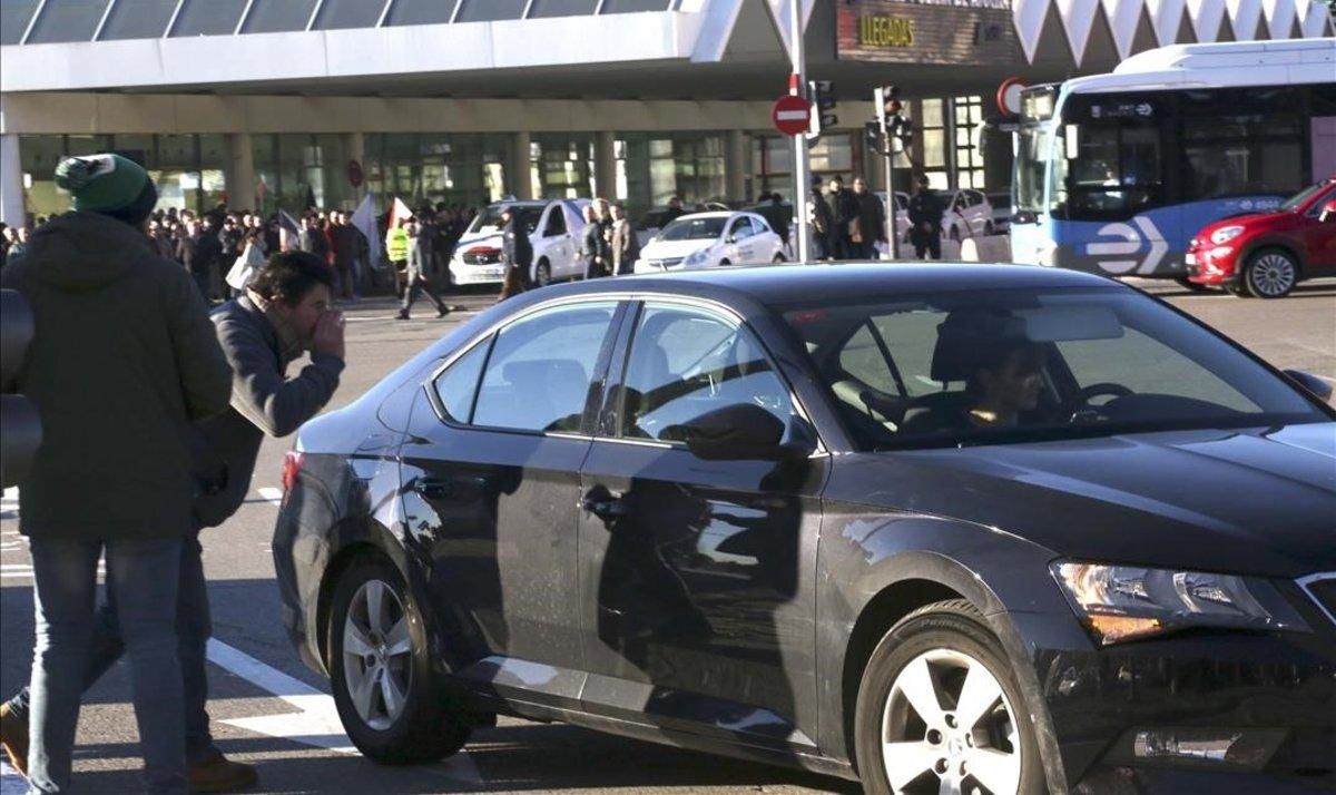 Un taxista increpa a un conductor de VTC en la estación de Atocha, en Madrid. Un taxista increpa a un conductor de VTC en la estación de Atocha, en Madrid.