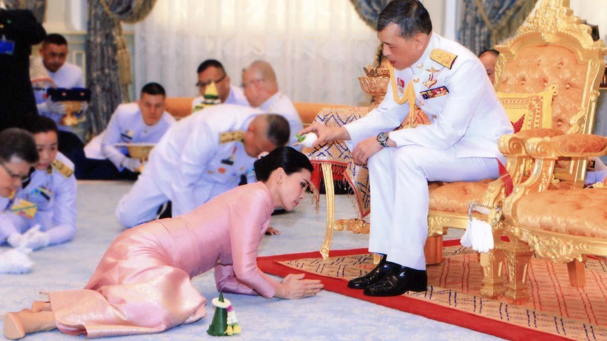 Tailandia tiene nueva soberana, la reina Suthida. En la foto, el rey Maha Vajiralongkorn vierte agua sobre su esposa.