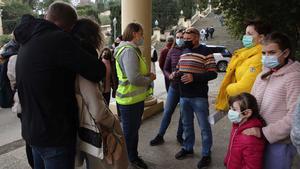 Refugiados ucranianos reciben información a las puertas del centro de acogida de Fira de Barcelona.
