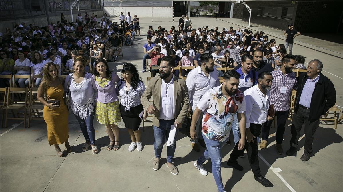 Un grupo de gitanos, en el Institut Escola Sant Adrià de Besòs Un grupo de gitanos, en el Institut Escola Sant Adrià de Besòs