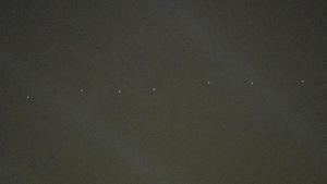 Hilera de satélites Starlink sobre el cielo de Catalunya, la madrugada del 7 de mayo, en una imagen de @FlightradarCAT.