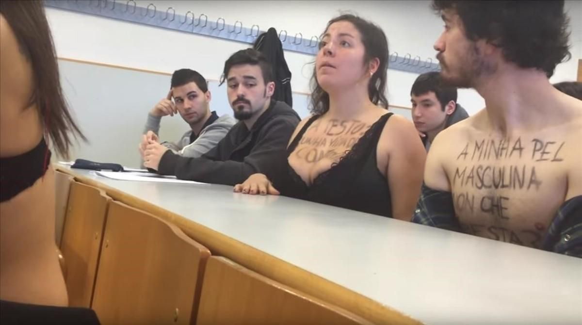 Un grupo de estudiantes se quedaron el pasado martes en sujetador ante Luciano Méndez, el profesor que le dijo a una alumna que su escote le distraía para impartir la clase. Un grupo de estudiantes se quedaron el pasado martes en sujetador ante Luciano Méndez, el profesor que le dijo a una alumna que su escote le distraía para impartir la clase.