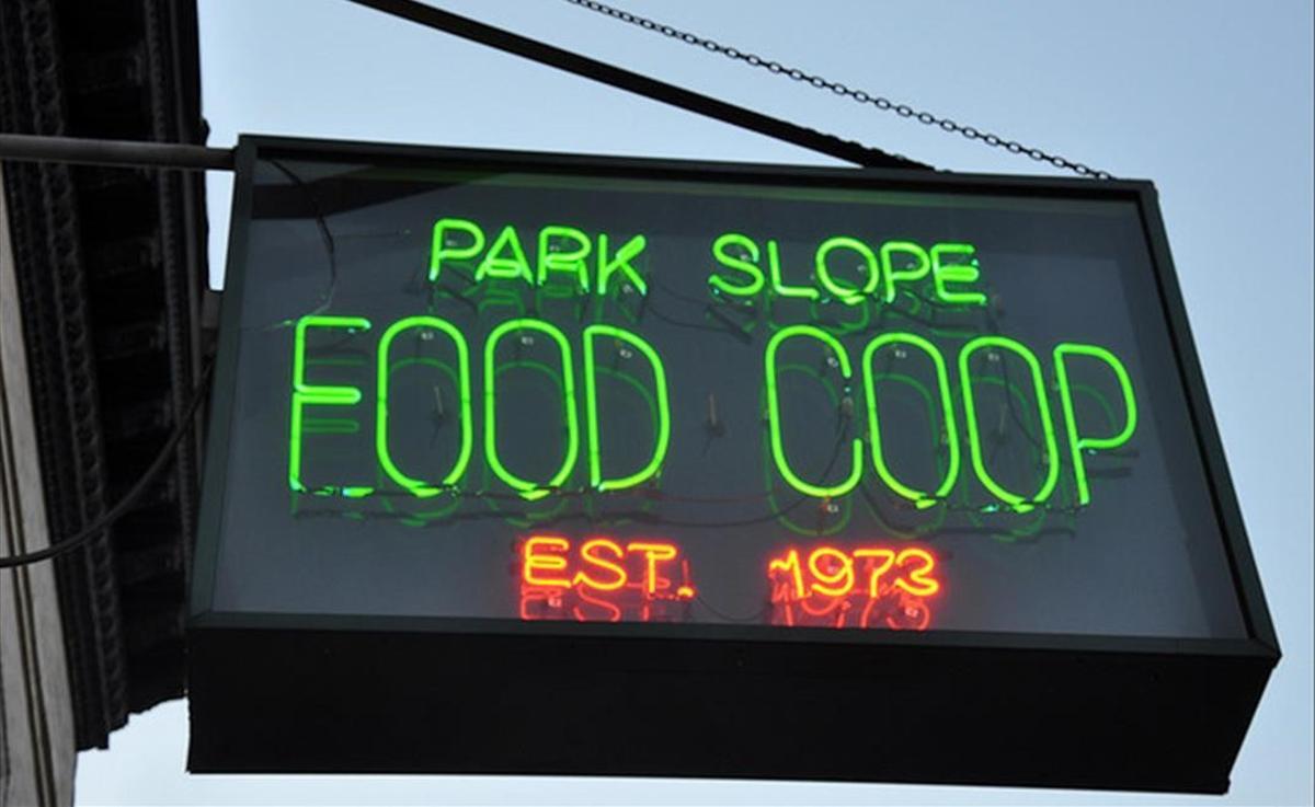 El cartel luminoso de Park Slope Food Coop, con neones clásicos del comercio de Nueva York y, en este caso, con la fecha de su fundación.
