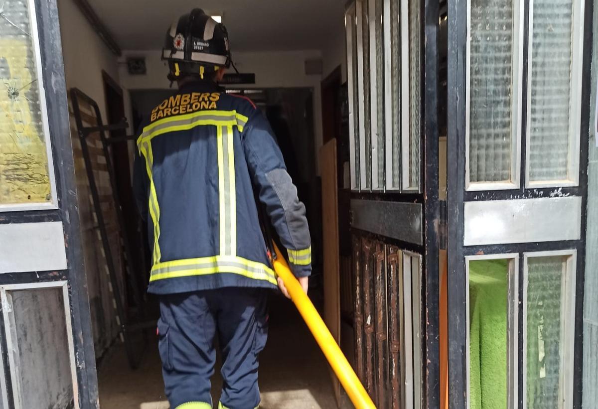 Un bombero accediendo con un puntal en la escalera del Besòs afectado por la aluminosis.