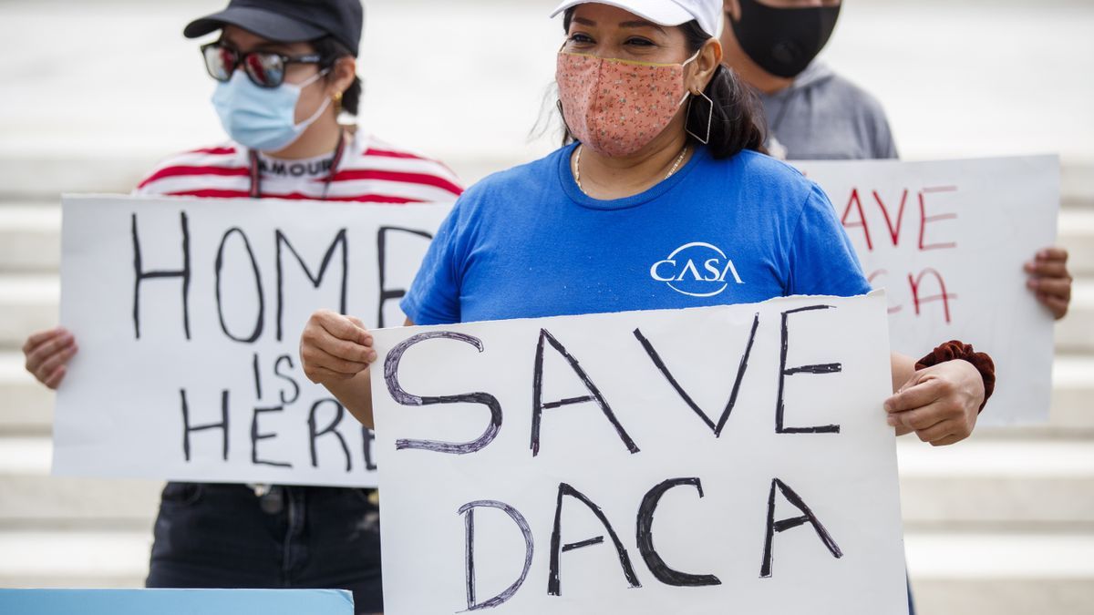 Un juez de Texas prohíbe que se expidan más permisos DACA - Vimarsana News