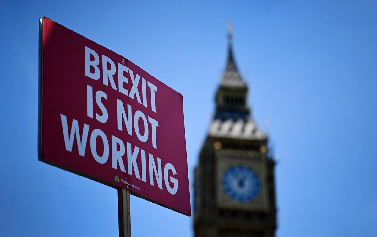 Un cartel con el lema El Brexit no está funcionando junto al Big Ben de Londres, en una protesta el 15 de junio de 2022. Un cartel con el lema El Brexit no está funcionando junto al Big Ben de Londres, en una protesta el 15 de junio de 2022.