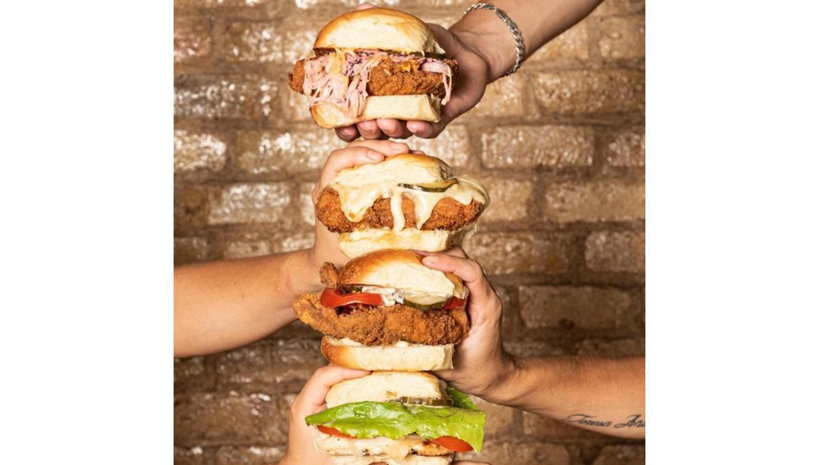 Esta es la especialidad de Rooq: una de las ‘burgers’ de pollo más deliciosas de Barcelona. 