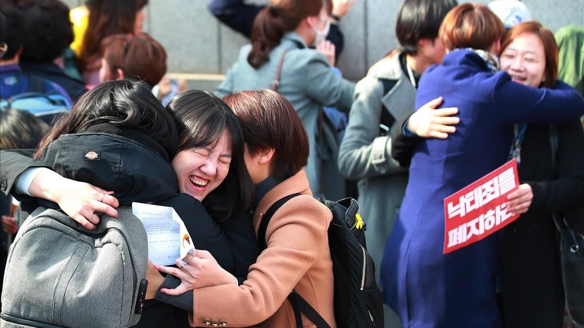 Manifestantes a favor del aborto celebran la decision este jueves del Tribunal Constitucional en Seul Manifestantes a favor del aborto celebran la decision este jueves del Tribunal Constitucional en Seul