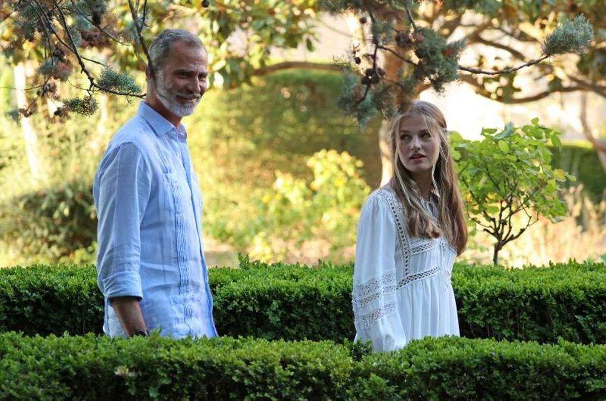El rey Felipe VI y su hija mayor, la princesa Leonor, durante su visita al monasterio de Valldemossa, en Mallorca, el pasado 1 de agosto de 2022. El rey Felipe VI y su hija mayor, la princesa Leonor, durante su visita al monasterio de Valldemossa, en Mallorca, el pasado 1 de agosto de 2022.
