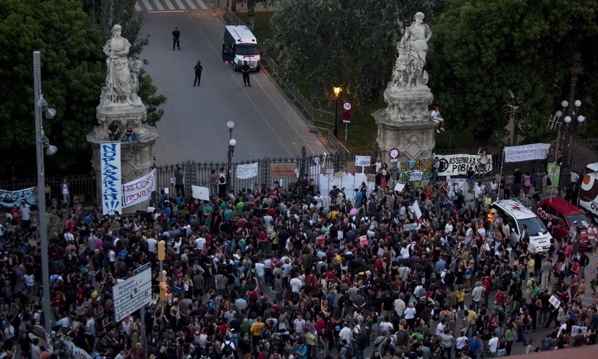 Imagen aérea de un varias decenas de participantes en el movimiento 15-M en junio de 2011 frente a las puertas del Parc de la Ciutadella, fuertemente protegida por los Mossos d’Esquadra para evitar la acampada o una eventual invasión del Parlament de Catalunya.