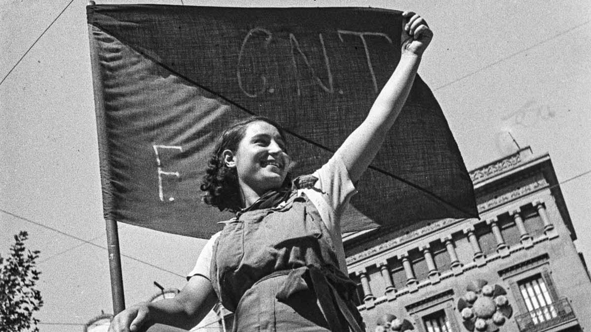 Exposición fotográfica ’La guerra infinita’, de Antoni Campañà, en el MNAC. En la foto, una miliciana en una barricada de la calle Hospital de Barcelona, en julio de 1936.