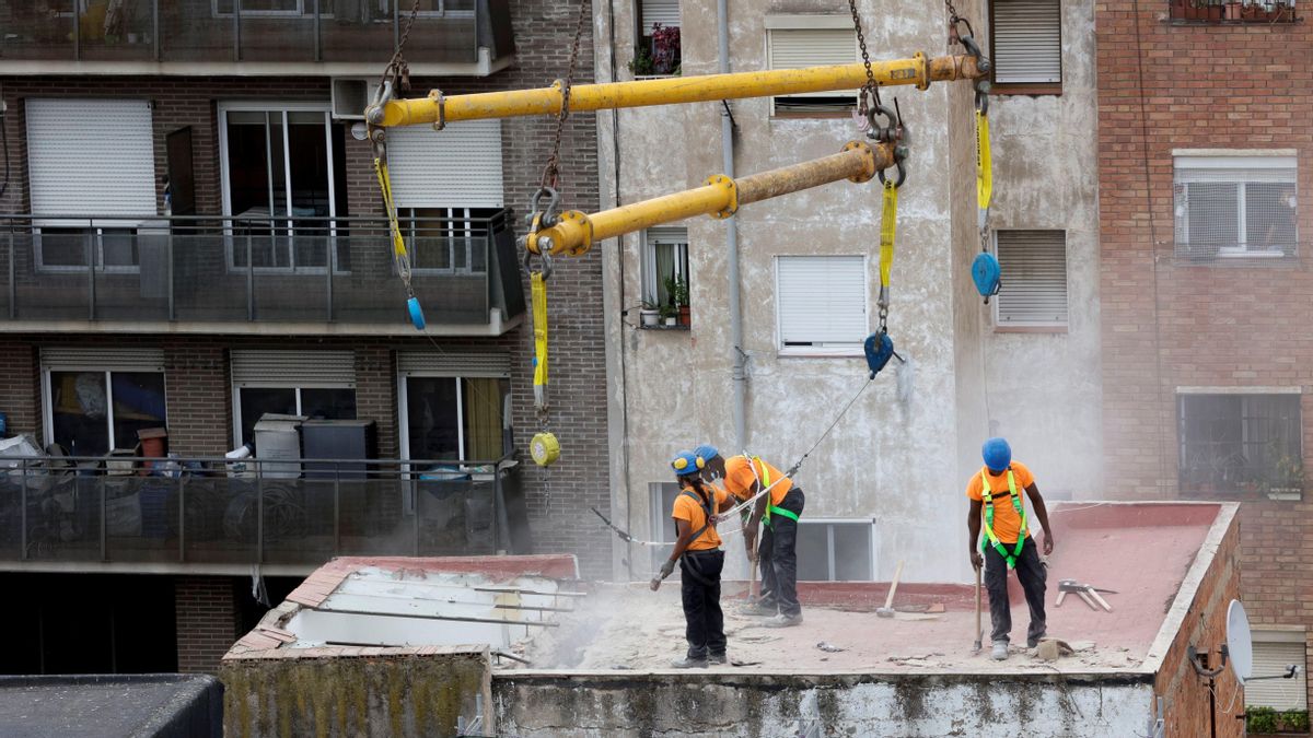 Operarios colgados de grúas desconstruirán edificios del pasaje Sigüenza Operarios colgados de grúas desconstruirán edificios del pasaje Sigüenza
