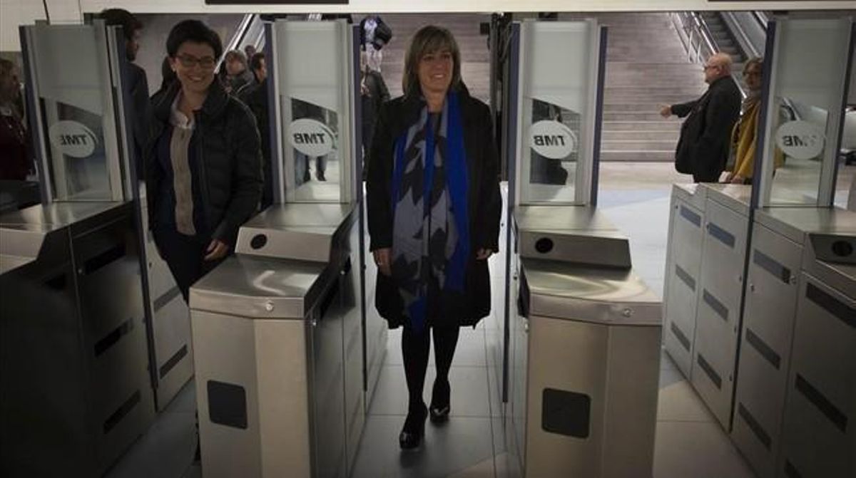 La alcaldesa de L’Hospitalet, Núria Marín, accede al vestíbulo de la estación Fira, de la L-9 del metro. La alcaldesa de L’Hospitalet, Núria Marín, accede al vestíbulo de la estación Fira, de la L-9 del metro.