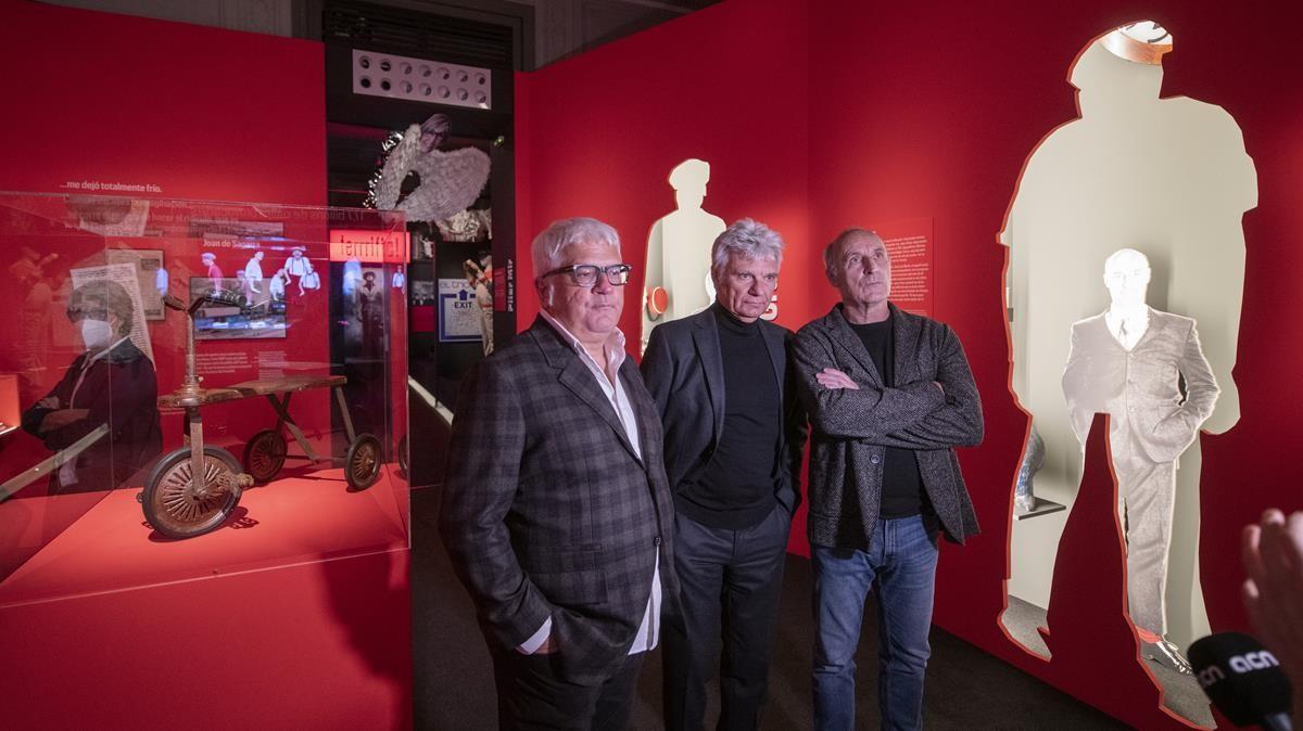 De izquierda a derecha, Joan Gràcia, Carles Sans y Paco Mir, componentes del Tricicle  en una de las salas de la exposición del Palau Robert dedica al genial trio humorístico.  